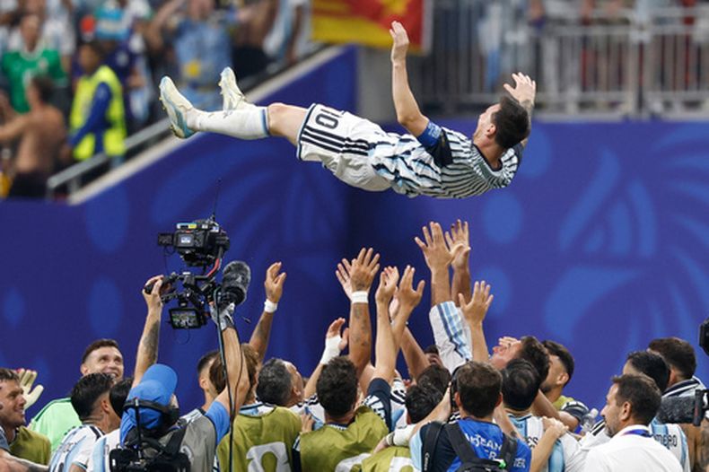 El capitán argentino Lionel Messi es alzado por sus compañero tras la victoria 3-2 ante Egipto en los octavos de final del Mundial, el martes 7 de julio de 2026, en Atlanta (AP Foto/Erik S. Lesser)