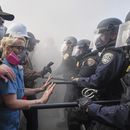 Manifestantes se enfrentan con la policía en la autopista 101, cerca del centro metropolitano de detención, el domingo 8 de junio de 2025, en Los Ángeles. (AP Foto/Jae C. Hong)