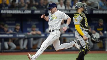 Luke Raley, de los Rays de Tampa Bay, anota mientras el receptor de los Cerveceros de Milwaukee, William Contreras (24), observa en un elevado de sacrificio de Francisco Mejia durante la octava entrada del juego de béisbol el viernes 19 de mayo de 2023, en San Petersburgo, Florida. (AP Foto/Chris OMeara)