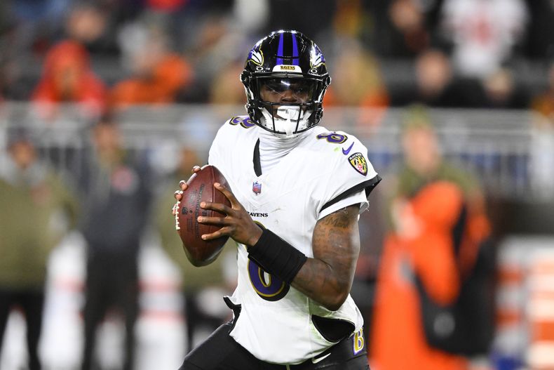 Lamar Jackson (8), quarterback de los Ravens de Baltimore, rueda fuera del pocket en la segunda mitad de un juego de fútbol americano de la NFL contra los Browns de Cleveland en Cleveland, el domingo 16 de noviembre de 2025. (AP Photo/David Richard)