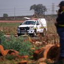 Investigadores forenses trabajan en el lugar donde se descubrió el cuerpo de una mujer, en las afueras de Johannesburgo, Sudáfrica, el jueves 17 de septiembre de 2026. (Foto AP/Themba Hadebe)