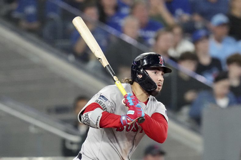 Wilyer Abreu, de los Medias Rojas de Boston, batea un doble productor contra los Azulejos de Toronto durante la tercera entrada en Toronto, el lunes 23 de septiembre de 2024. (Chris Young/The Canadian Press vía AP)