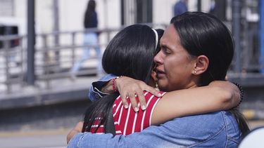 Familiares de reclusos se abrazan afuera de la Penitenciaría del Litoral en la ciudad costera de Guayaquil, Ecuador, el martes 12 de noviembre de 2024, donde una pelea entre reclusos ha dejado al menos más de una docena de muertos, dijeron las autoridades. (AP Foto/César Muñoz)