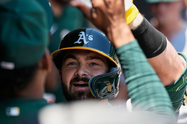 Shea Langeliers, de los Atléticos, celebra con sus compañeros tras conectar un jonrón solitario durante la primera entrada de un partido de béisbol contra los Medias Blancas de Chicago en Chicago, el domingo 12 de julio de 2026. (Foto AP/Nam Y. Huh)