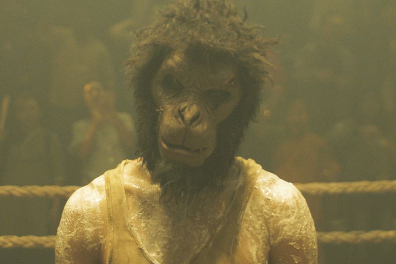 En esta imagen proporcionada por Universal Pictures, una escena de la película Monkey Man. (Universal Pictures vía AP)