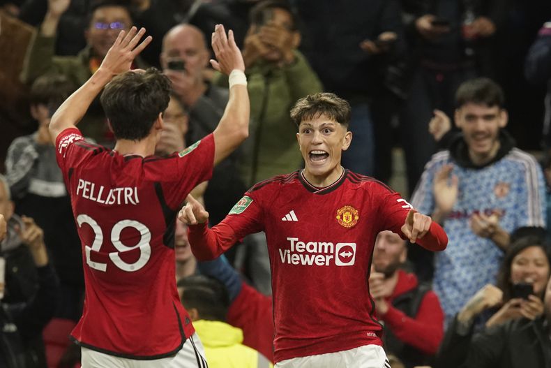 El atacante argentino Alejandro Garnacho del Manchester United (derecha) celebra junto al uruguayo Facundo Pellistri (izquierda) luego de anotar un gol durante el partido ante el Crystal Palace en la 3ra ronda de la Copa de la Liga, en el estadio Old Trafford de Manchester, el martes 26 de septiembre de 2023. (AP Foto/Dave Thompson)