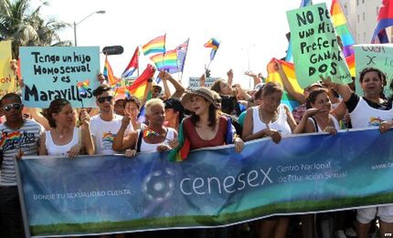 Una pareja de lesbianas no tiene cómo alimentar a su hijo recién nacido. Ambas perdieron el  trabajo por su orientación  sexual.