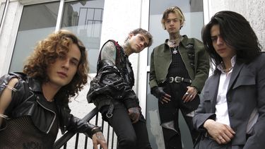 Los integrantes de la banda de rock mexicana Wiplash, en orden de las manecillas del reloj comenzando de izquierda a derecha, el vocalista Josejan Bernardo Jota Moore, el baterista Rodrigo Smoke Cantú De León, el bajista Joaquín Daniel Daan Gallegos y el guitarrista Diego Moguel Vargas, posan para un retrato para promover su más reciente álbum Narvarte, en la Ciudad de México, el viernes 26 de mayo de 2023. (Foto AP/Berenice Bautista)