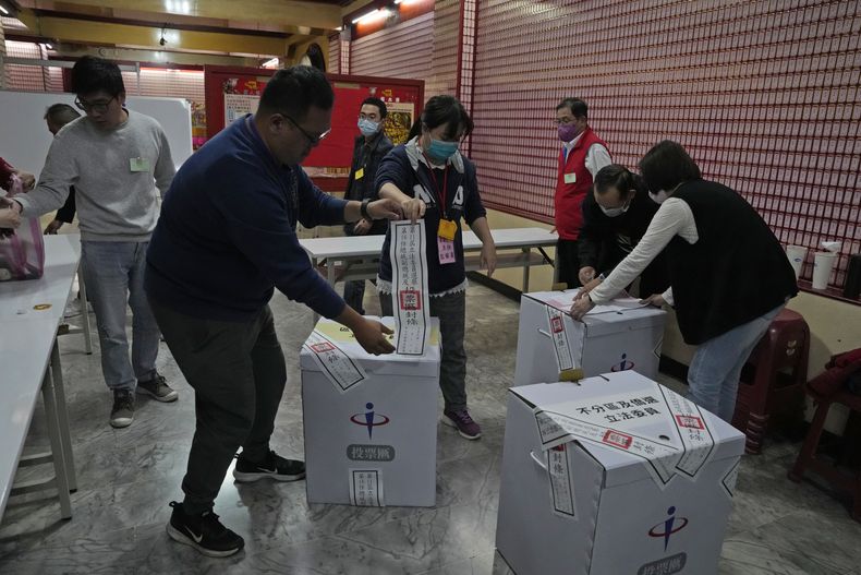 Funcionarios electorales cierran las urnas al final de la votación para elegir al nuevo presidente del país, en la ciudad de Nuevo Taipéi, el 13 de enero de 2024. (AP Foto/Ng Han Guan)