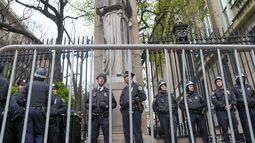 Policías hacen guardia afuera de la Universidad de Columbia después de despejar el campus de manifestantes, mientras las tensiones en los campus universitarios de EEUU crecen por la guerra en Gaza, el 18 de abril de 2024, en Nueva York. (Foto AP/Mary Altaffer)