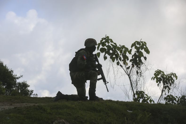 ARCHIVO – Un soldado realiza una operación antipandillas en el barrio de Kenscoff en Puerto Príncipe, Haití, el 3 de febrero de 2025. (AP Foto/Odelyn Joseph, Archivo)