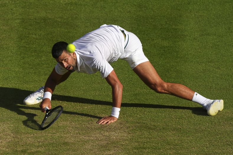 Novak Djokovic de Serbia devuelve la pelota a Flavio Cobolli de Italia durante un partido de cuartos de final individual masculino en el Campeonato de Tenis de Wimbledon en Londres, el miércoles 9 de julio de 2025. (AP Photo/Joanna Chan)