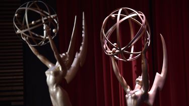 ARCHIVO - Estatuillas de los Emmy aparecen en el anuncio de nominaciones a la 70a edición de los Emmy en el Saban Media Center de la Academia de Televisión el 12 de julio de 2018 en Los Ángeles. HBO dominó el miércoles las nominaciones a los premios Emmy, con el trío de élite de Sucession, The White Lotus y The Last of Us combinándose para un total de 74 menciones.(Foto Chris Pizzello/Invision/AP, archivo)