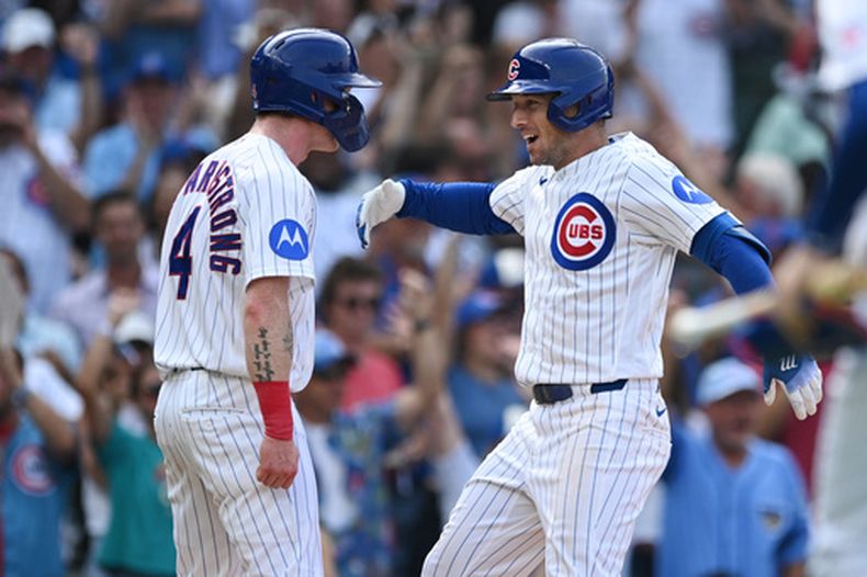 Alex Bregman (derecha), de los Cachorros de Chicago, festeja con su compañero Pete Crow-Armstrong (4) luego de conseguir un jonrón de dos carreras ante los Azulejos de Toronto, el jueves 6 de agosto de 2026 (AP Foto/Paul Beaty)