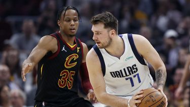 Mavericks vence a Cavaliers y está cerca de la postemporada