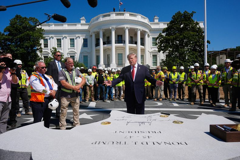 El presidente de Estados Unidos, Donald Trump, habla fuera de la Casa Blanca, el miércoles 19 de agosto de 2026, en Washington, en el lugar donde se construye el nuevo helipuerto, en el Jardín Sur de la Casa Blanca. (AP Foto/Manuel Balce Ceneta)