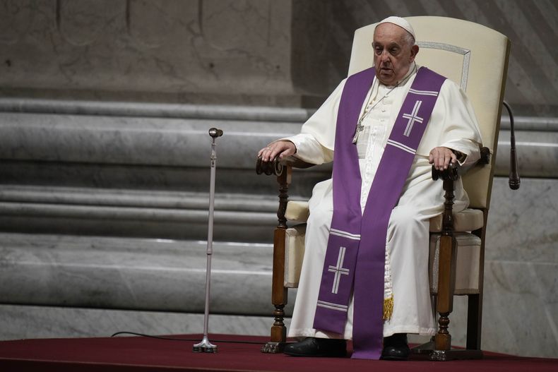 El papa Francisco en la Basílica de San Pedro en la Ciudad del Vaticano el 1 de octubre del 2024. (AP Foto/Alessandra Tarantino)