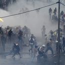 Manifestantes derriban la cerca de base aérea en Venezuela