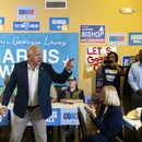 El candidato demócrata a la vicepresidencia, Tim Walz, habla con sus simpatizantes en una oficina de campaña demócrata en Macon, Georgia, el martes 17 de septiembre de 2024. (Arvin Temkar/Atlanta Journal-Constitution vía AP)