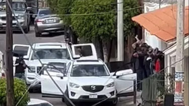 video estremecedor: en un velorio, fusilan a 17 personas alineadas contra una pared