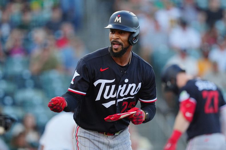 Byron Buxton, de los Mellizos de Minnesota, reacciona mientras se enfila hacia primera base después de ganar un reto en la primera entrada del juego de béisbol de Grandes Ligas ante los Atléticos, el lunes 24 de agosto de 2026, en West Sacramento, California. (AP Foto/Alan Greth)