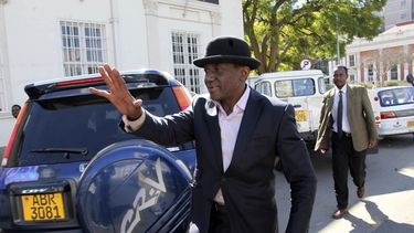 Jameson Timba, entonces ministro de Estado en el despacho del primer ministro de Zimbabue, llega al tribunal en Harare el 26 de junio del 2011. (AP foto/Tsvangirayi Mukwazhi)