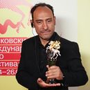 El director mexicano Miguel Salgado posa con su trofeo San Jorge de Oro para una foto tras la ceremonia de clausura del 46to Festival Internacional de Cine de Moscú en Moscú, Rusia, el viernes 26 de abril de 2024. (AP Foto/Alexander Zemlianichenko)