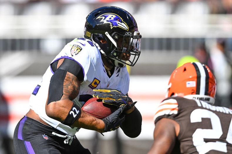 El corredor de los Ravens de Baltimore, Derrick Henry (22), avanza con el balón frente a los Browns de Cleveland durante la primera mitad de un partido de la NFL en Cleveland, el domingo 18 de octubre de 2026. (Foto AP/David Richard)