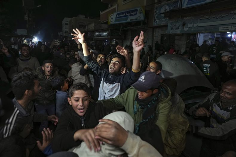 Palestinos celebran el anuncio de un acuerdo de alto el fuego entre Hamás e Israel, en Deir al-Balah, en el centro de Gaza, el 15 de enero de 2025. (AP Foto/Abdel Kareem Hana)