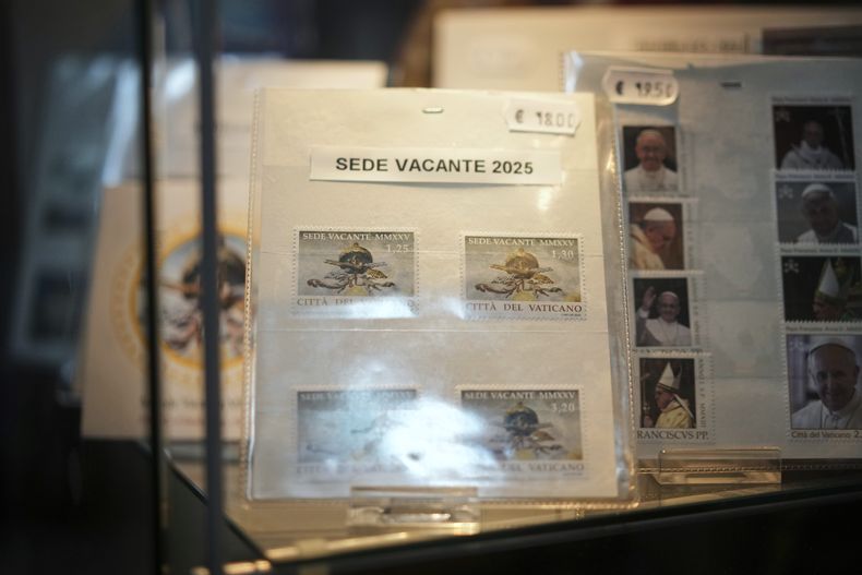 Una serie de estampillas postales de Sede Vacante son exhibidas en la tienda de recuerdos Filitalia, junto al Vaticano, en Roma, el martes 29 de abril de 2025. (AP Foto/Andrew Medichini)