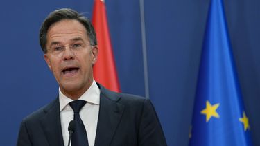 ARCHIVO - El primer ministro de Holanda, Mark Rutte, habla durante una conferencia de prensa en el Palacio de Serbia en Belgrado, Serbia, el 3 de julio de 2023. El primer ministro de Holanda, Mark Rutte, el mandatario que ha gobernado el país durante más tiempo, anunció el lunes que dejará la política tras las elecciones generales adelantadas por la renuncia de su gobierno. (AP Foto/Darko Vojinovic, Archivo)