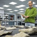 En esta foto, proporcionada por el Consejo Superior de Investigaciones Científicas de España (CSIC), el investigador Ignacio de la Torre sostiene una herramienta de hueso hallada en la Garganta de Olduvai en Tanzania, en el Laboratorio de Arqueología del Pleistoceno del CSIC en Madrid en 2023. (Angeliki Theodoropoulou/CSIC vía AP)
