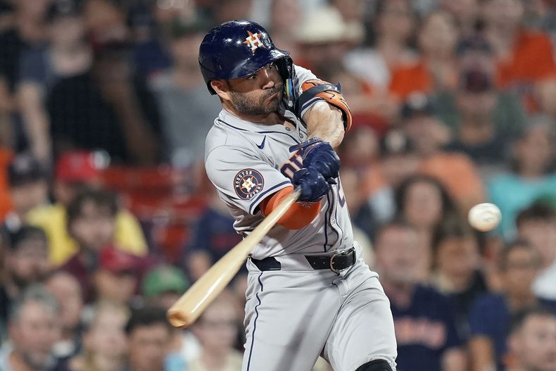 El venezolano José Altuve de los Astros de Houston batea un jonrón de dos carreras en la séptima entrada ante los Medias Rojas de Boston el viernes 9 de agosto del 2024. (AP Foto/Michael Dwyer)