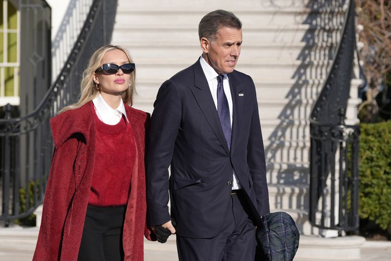 Hunter Biden y su esposa Melissa Cohen Biden acompañan al presidente Joe Biden y a la primera dama Jill Biden mientras se dirigen al Marine One para salir del Jardín Sur de la Casa Blanca, el viernes 17 de enero de 2025, en Washington. (AP foto/Alex Brandon)