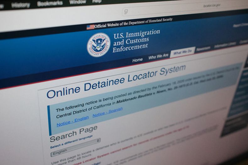ARCHIVO – El sitio web del Servicio de Inmigración y Control de Aduanas de Estados Unidos (ICE, por sus siglas en inglés) que se utiliza para localizar a alguna persona detenida por agencias de inmigración, el 21 de septiembre de 2026, En Nueva York. (AP Foto/Rachel Leathe, Archivo)