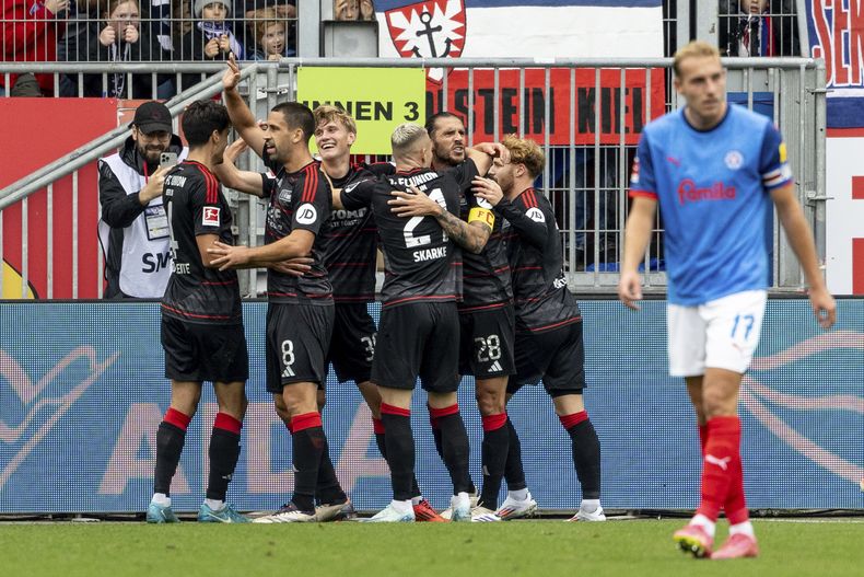 Aljoscha Kemlein (3ro a la izquierda) celebra tras anotar un gol para Union Berlín ante Holstein Kiel en el partido de la Bundesliga, el domingo 20 de octubre de 2024. (Axel Heimken/dpa vía AP)