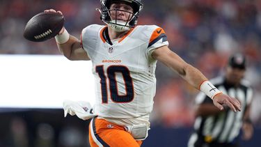 Bo Nix, quarterback de los Broncos de Denver, envía un pase en un partido de pretemporada ante los Packers de Green Bay, el domingo 18 de agosto de 2024 (AP Foto/Jack Dempsey)