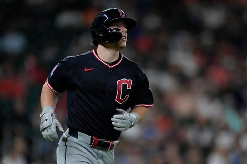 Travis Bazzana, de los Guardianes de Cleveland, corre hacia la primera base tras conectar un sencillo productor de una carrera durante la séptima entrada de un partido de béisbol contra los Astros de Houston, el sábado 20 de junio de 2026, en Houston. (Foto AP/Kevin M. Cox)