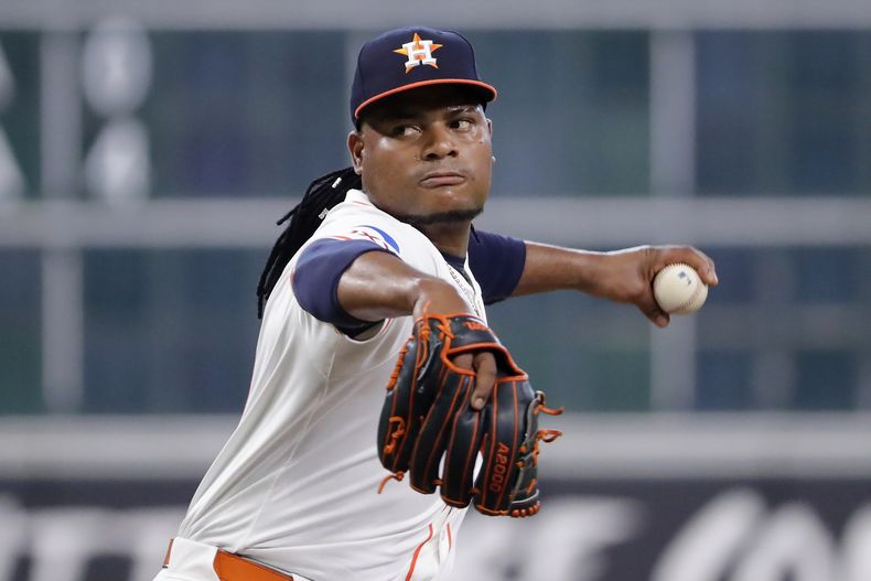 Framber Valdez, lanzador de los Astros de Houston, lanza en contra de los Orioles de Baltimore durante la primera entrada del juego de béisbol del domingo 23 de junio de 2024. (AP Foto/Michael Wyke)