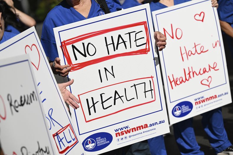 Enfermeras y personal sanitario participan en una movilización del sector de la atención médica contra el discurso de odio, en Sydney, el 13 de febrero de 2025. (Dean Lewins/AAP Image vía AP)