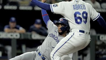 Bichette jonronea y Azulejos arrollan 8-0 a Reales