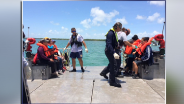 policia fronteriza investiga como llego grupo de 24 balseros ayer a cayo sand, florida
