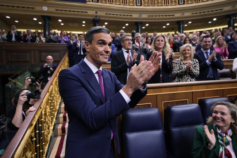 El presidente del gobierno español en funciones, Pedro Sánchez, aplaude al inicio del debate de investidura en el Congreso de los Diputados, el miércoles 15 de noviembre de 2023, en Madrid. (AP Foto/Manu Fernández)