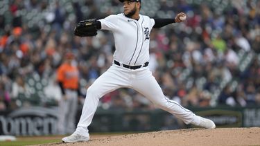 El pítcher venezolano Eduardo Rodriguez de los Tigres de Detroit lanza ante los Orioles de Baltimore en la quinta entrada el sábado 29 de abril del 2023. (AP Foto/Paul Sancya)