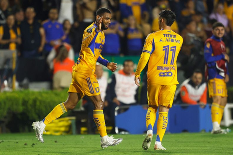 Los jugadores de Tigres festejan un autogol de los Sounders de Seattle, durante la ida de los cuartos de final de la Copa de Campeones de la CONCACAF, el miércoles 8 de abril de 2026, en Monterrey, México (AP Foto/Jorge Mendoza)