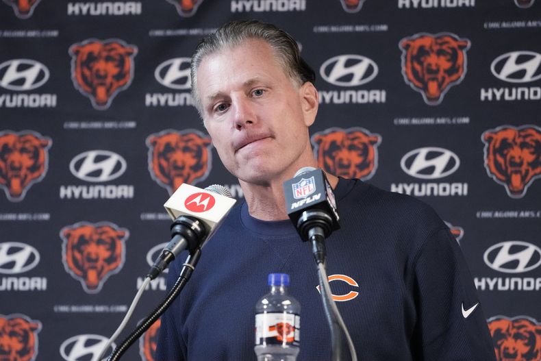 Matt Eberflus, head coach de los Bears de Chicago, escucha a preguntas durante una conferencia de prensa después de un partido de la NFL en contra de los Raiders de Las Vegas, el domingo 22 de octubre de 2023, en Chicago. (AP Foto/Nam Y. Huh)