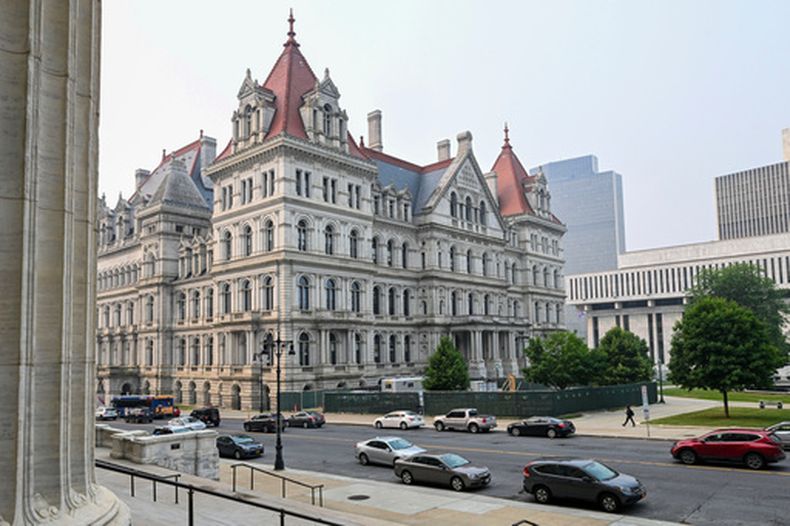 ARCHIVO – El Capitolio del estado de Nueva York visto desde la escalinata del Edificio Estatal de Educación en Albany, Nueva York, el 7 de junio de 2023. (AP Foto/Hans Pennink, Archivo)