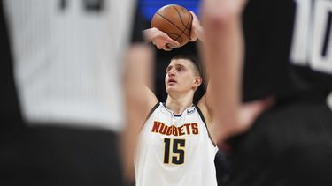 Jokic consigue triple doble; Nuggets superan a Kings