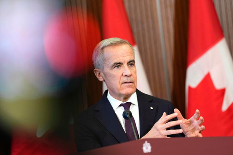 El primer ministro canadiense Mark Carney en conferencia de prensa en Ottawa, el 21 de octubre del 2026. (Justin Tang/The Canadian Press via AP)