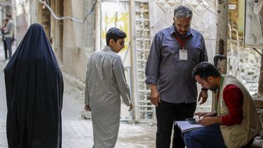 ARCHIVO - Trabajadores se preparan para reunir información del público mientras Irak comienza su primer censo nacional de población en décadas, en Najaf, Irak, el 20 de noviembre de 2024. (AP Foto/Anmar Khalil, Archivo)